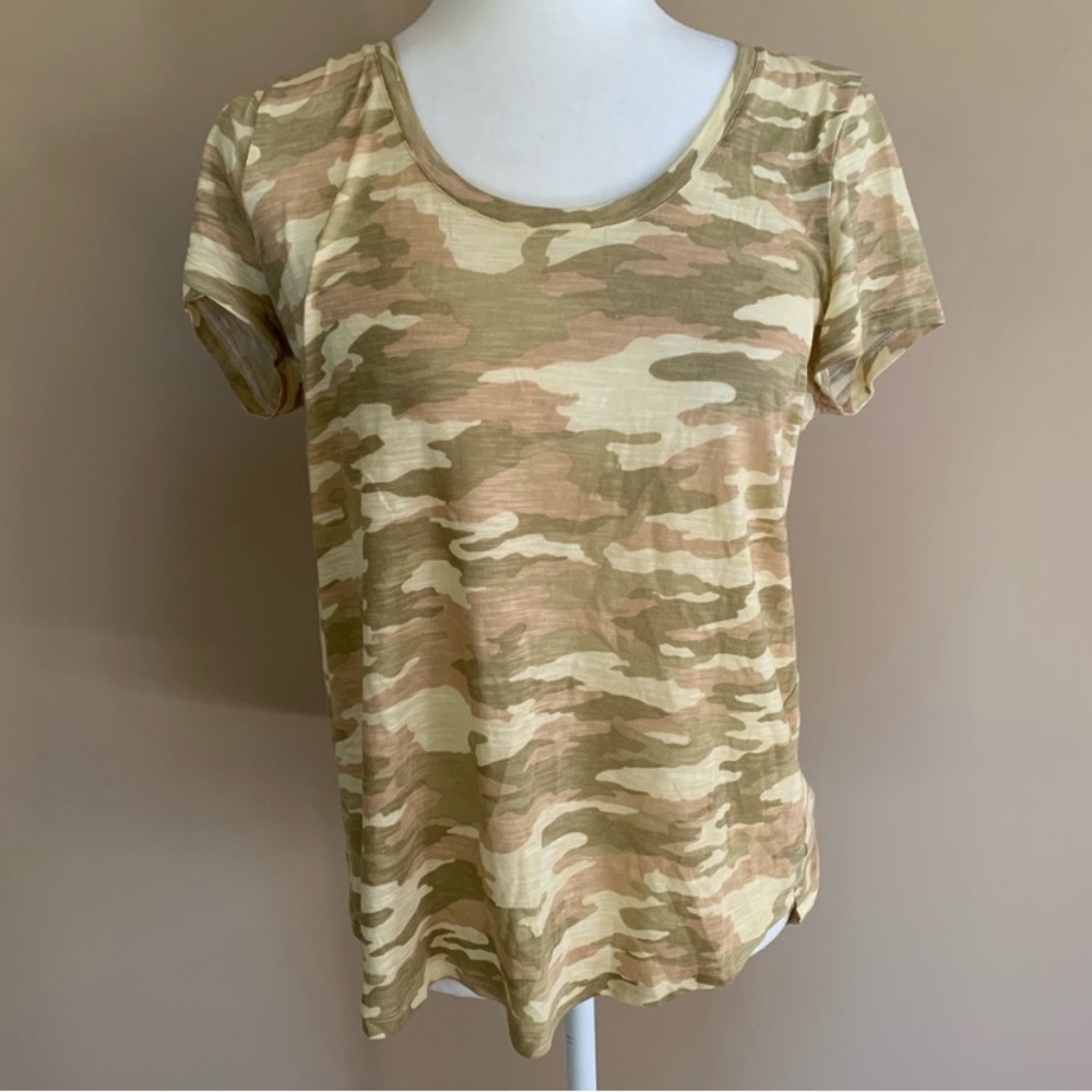 Vince Camuto Camo Styled T-Shirt (Size Medium)